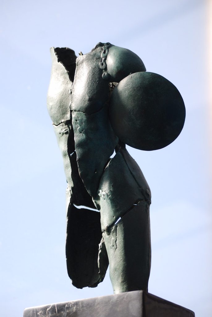 Escultura de Cándido Pazos sobre el rey galaico Breogán.