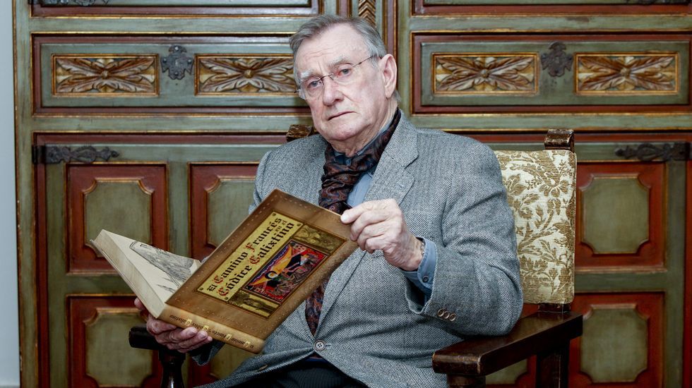 Fotografía de Cándido Pazos con su libro "El Camino Francés en el Códice Calixtino"