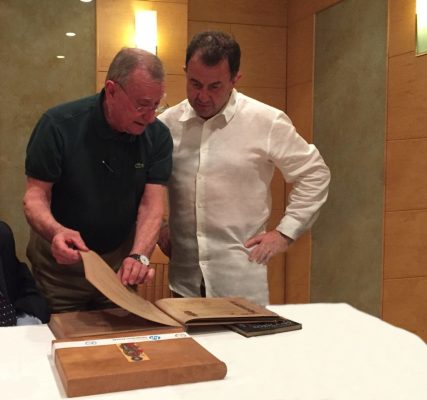 Fotografía de Cándido Pazos y el chef Martín Berasategui.