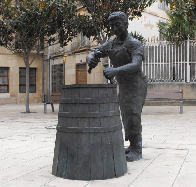 Escultura de Cándido Pazos sobre un tonelero.