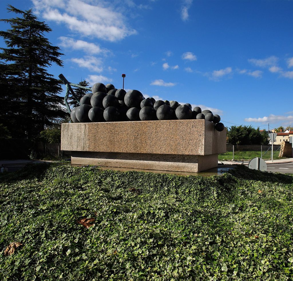 Escultura de Cándido Pazos sobre unas uvas rindiendo homenaje a los riojanos.