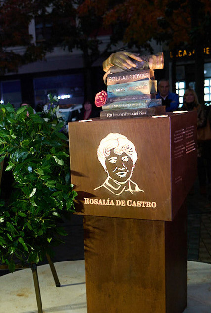 Obra de Cándido Pazos que rinde homenaje a Rosalía de Castro con una escultura de los cinco mejores libros, dos poemas y el rostro de la autora.