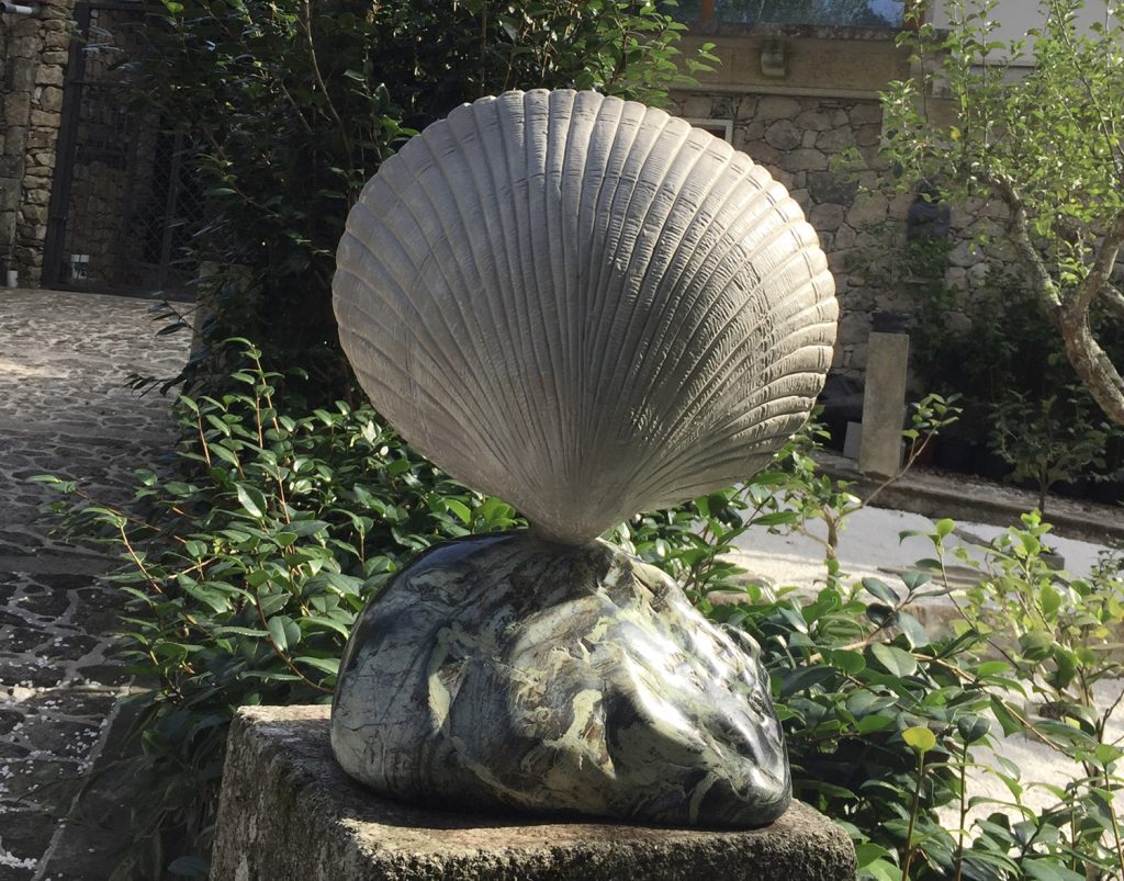 Escultura de Cándido Pazos sobre un berberecho, principal motor de la economía de la ría de Galicia.