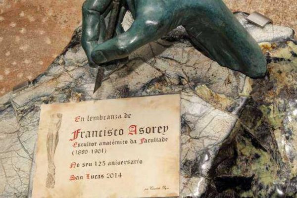 Homenaje a Francisco Asorey con una escultura realizada por Cándido Pazos.