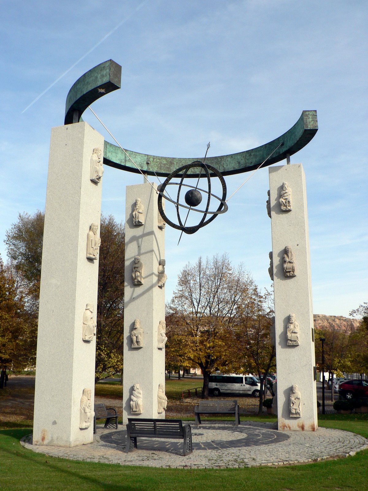 Escultura de Cándido Pazos que representa la figura de los 24 ancianos que aparecen en el libro del Apocalipsis.