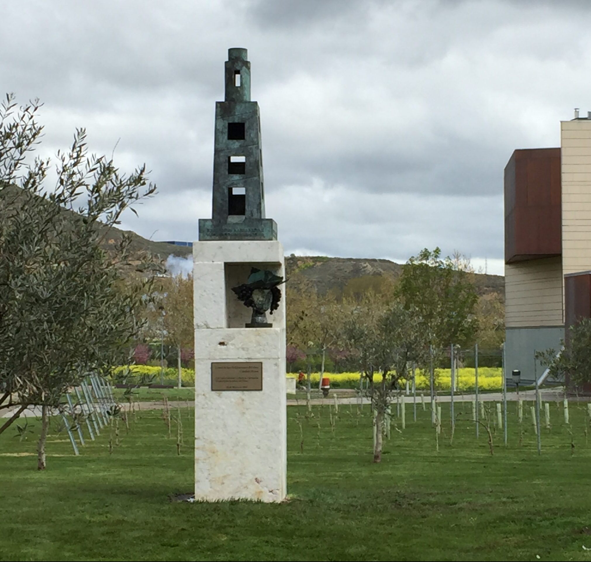 Escultura de Cándido Pazos sobre la espiritualidad del vino en el mundo.