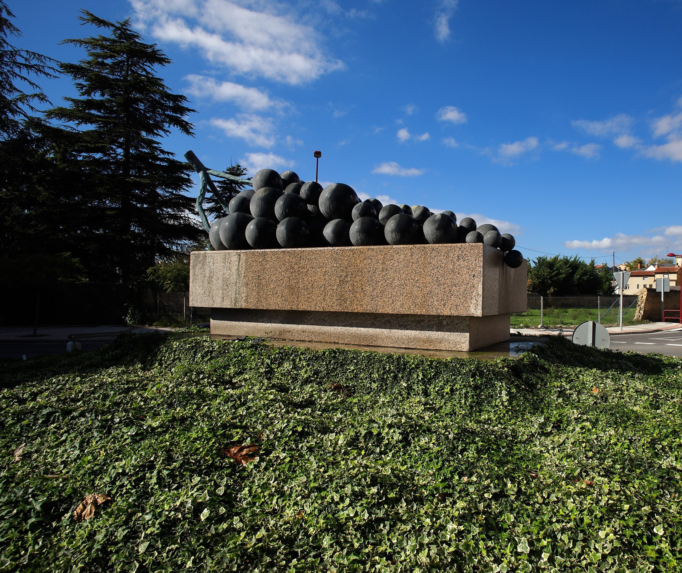 Escultura de Cándido Pazos sobre unas uvas y que rinde homenaje a los riojanos.