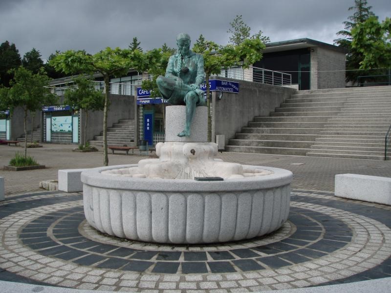 Escultura de Cándido Pazos sobre una peregrina encima de una fuente.