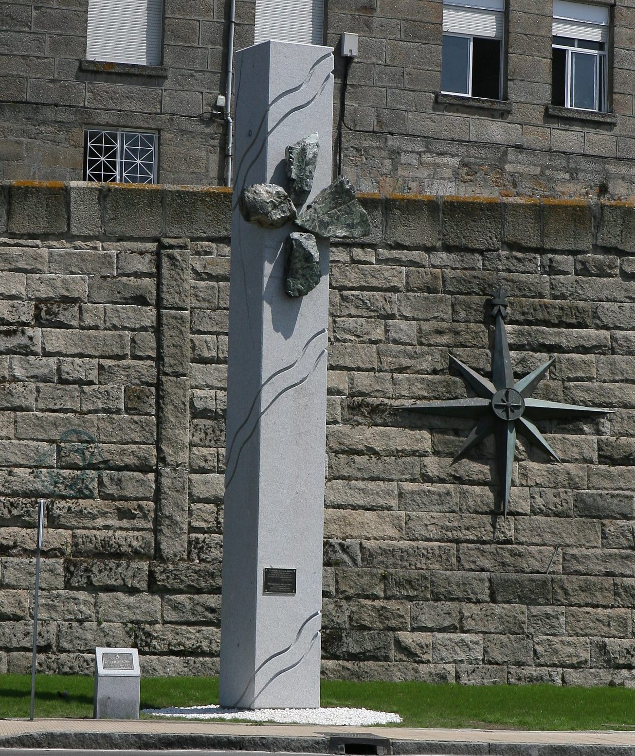 Escultura realizada por Cándido Pazos que rinde homenaje a todos los marineros muertos y desaparecidos.