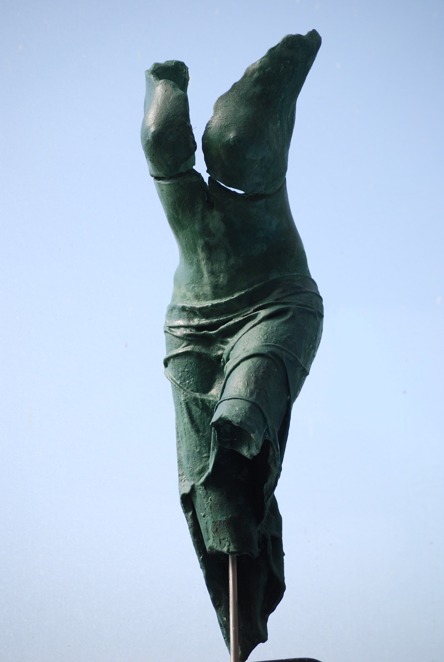 Escultura de Cándido Pazos sobre la diosa celta de la inspiración y el fuego.