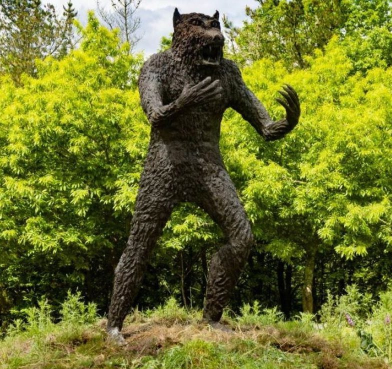 Escultura de Cándido Pazos que representa al hombre lobo, situada en el municipio de Dumbría.