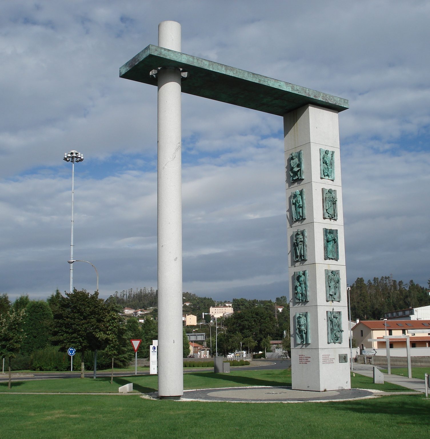 Escultura de Cándido Pazos que simula ser un gran pórtico ubicado en la entrada de Santiago de Compostela por el Camino Francés.