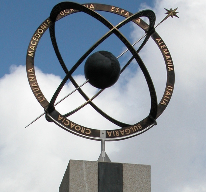 Escultura de Cándido Pazos sobre una esfera donde figuras los nombres de las principales ciudades que jalonan los diferentes caminos a Santiago de Compostela.