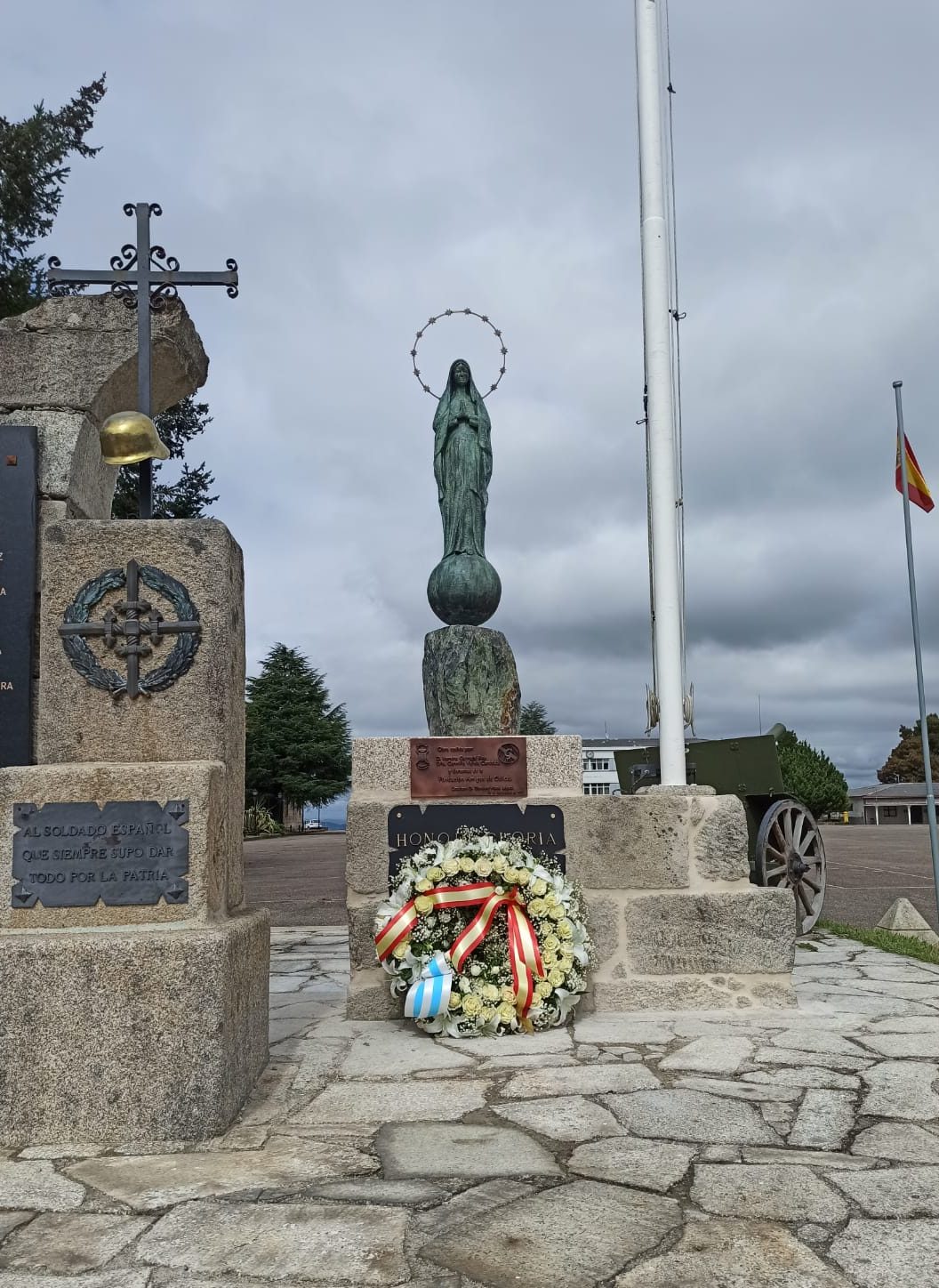 Escultura de Cándido Pazos sobre la Virgen Inmaculada, la cual es un regalo para la Brilat Galicia VII.