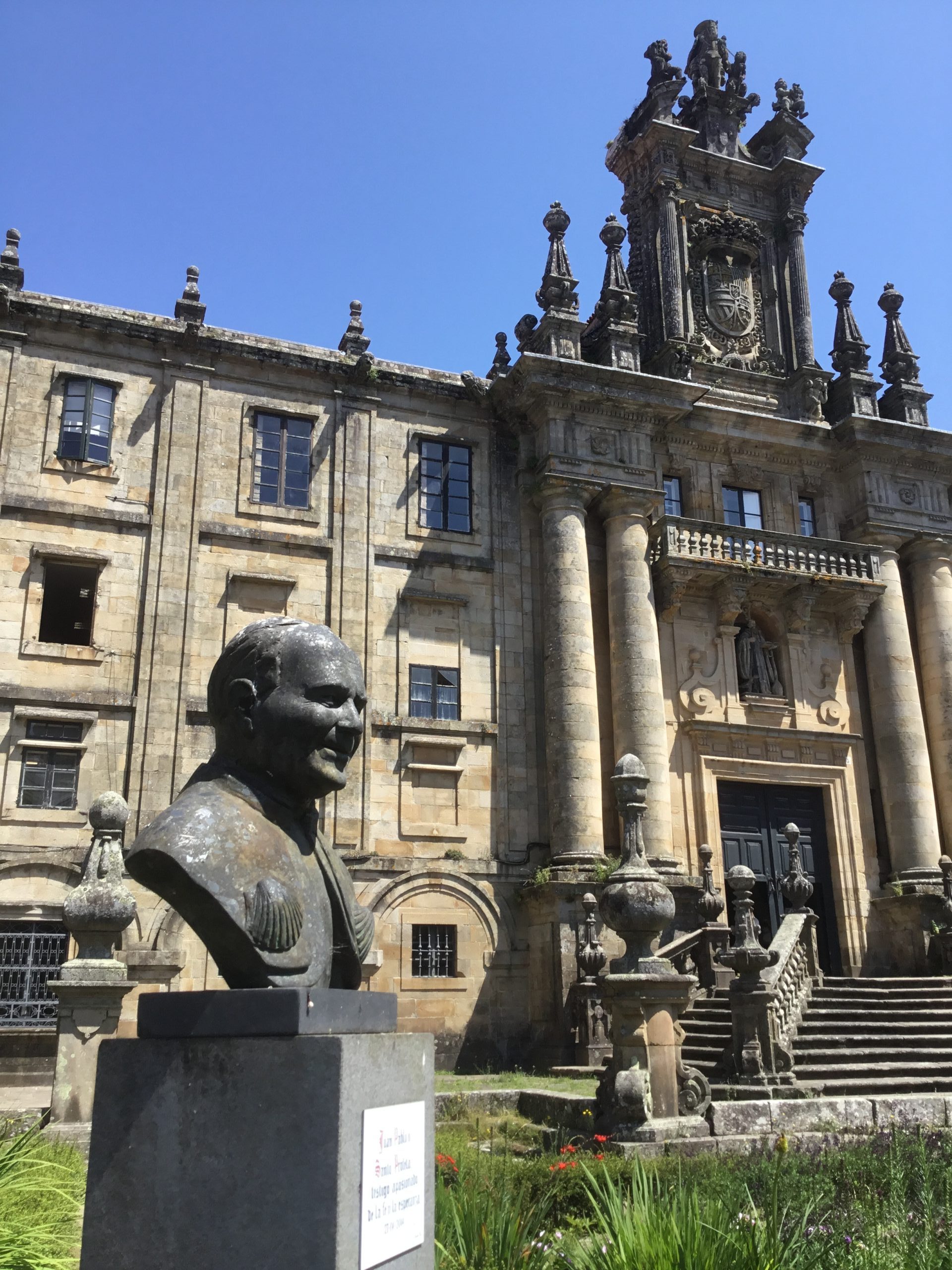 Escultura de Cándido Pazos que rinde homenaje al Papa Juan Pablo II por sus dos visitas a la ciudad de Santiago de Compostela.