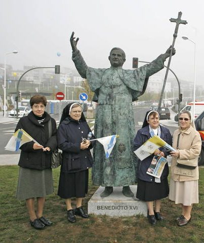 Escultura de Cándido Pazos que rinde homenaje al Papa Benedicto XVI por su visita a Santiago de Compostela como peregrino.