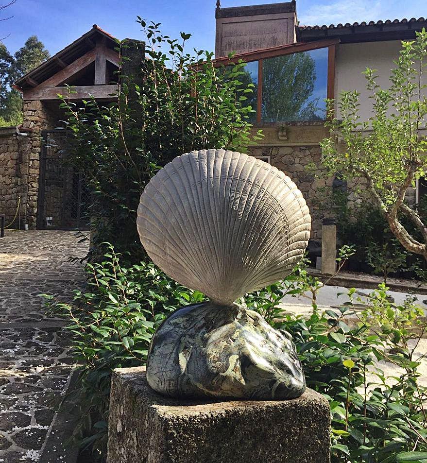 Escultura de Cándido Pazos sobre un berberecho gigante en homenaje a ser uno de los motores económicos de la ría de Galicia.