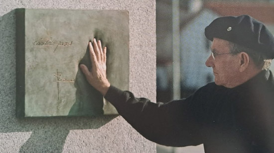 Fotografía de Cándido Pazos con una de sus obras.