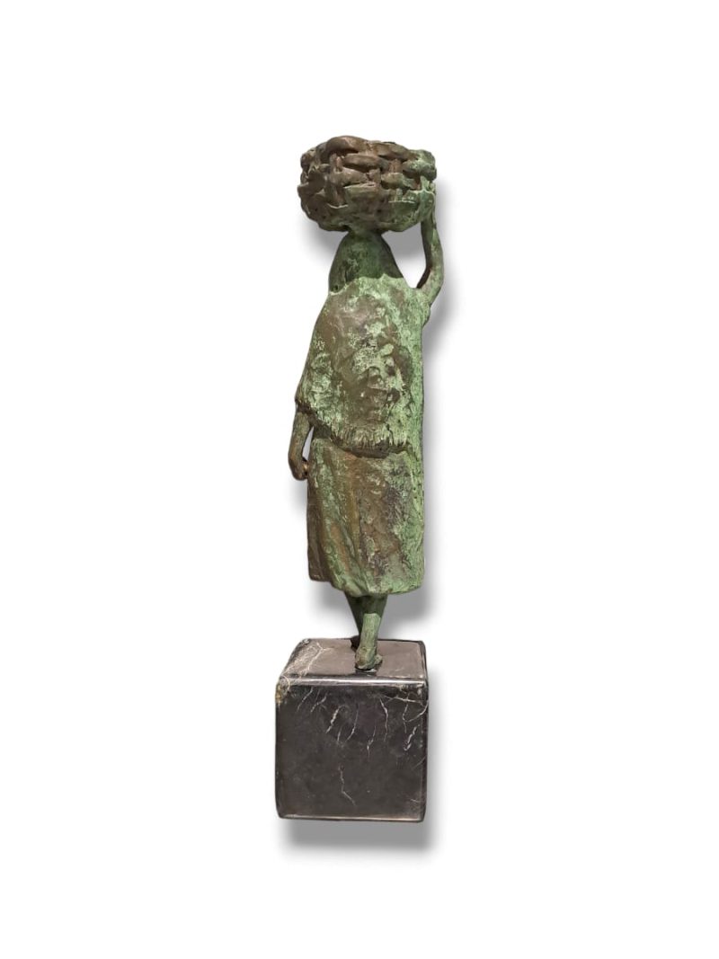 Escultura Mariscadora con Camelia