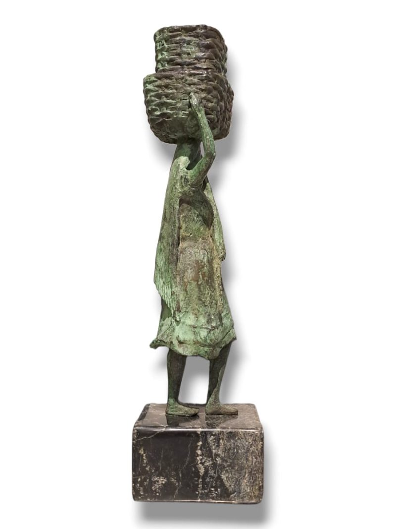 Escultura Mariscadora con Camelia