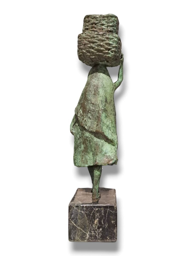 Escultura Mariscadora con Camelia
